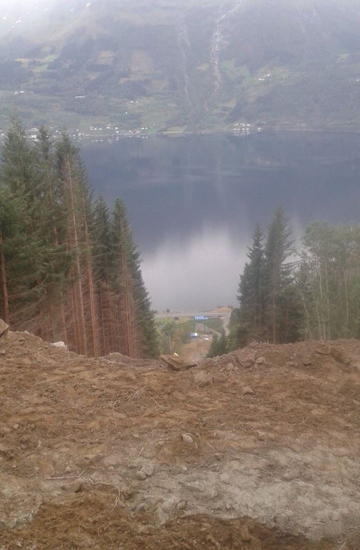 Utstikt trase ned mot fjorden